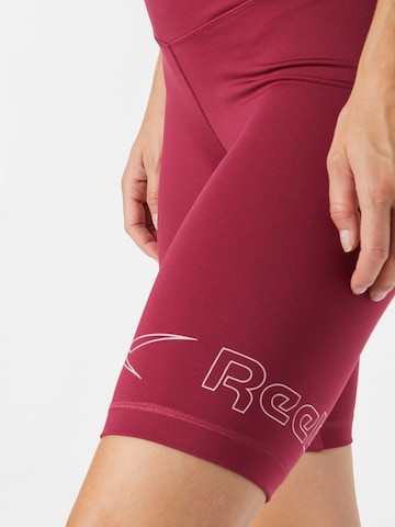 Skinny Pantaloni sportivi di Reebok in rosso