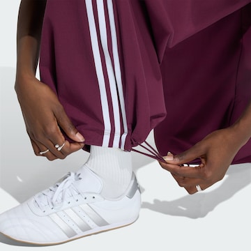ADIDAS ORIGINALS - Pierna ancha Pantalón deportivo 'Adilenium 5.0' en rojo
