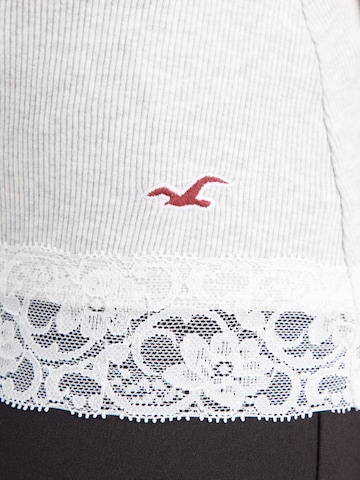 Top di HOLLISTER in grigio
