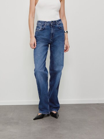 RÆRE by Lorena Rae Regular Jeans in Blue: front