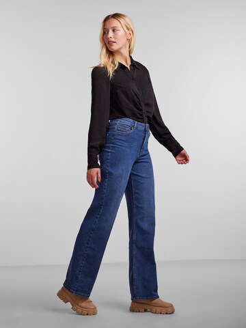 PIECES Bootcut Jeans 'PEGGY' i blå