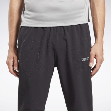 Reebok Regular Sporthose in Schwarz