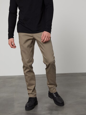 DAN FOX APPAREL Slim fit Chino trousers 'Elias' in Brown: front