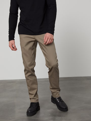 DAN FOX APPAREL - Slimfit Pantalón chino 'Elias' en marrón: frente