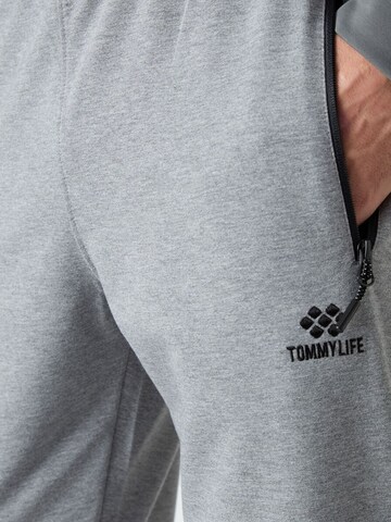 Tapered Pantaloni di Tommy Life in grigio