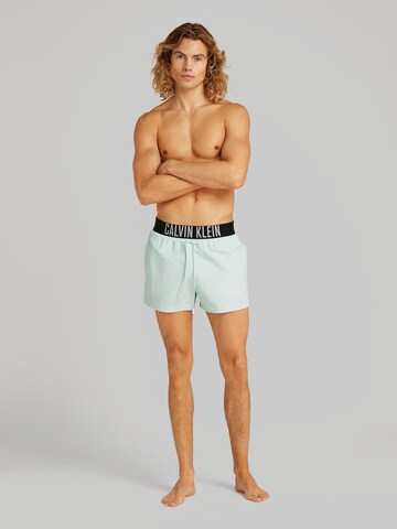 Calvin Klein Swimwear Plavecké šortky – modrá