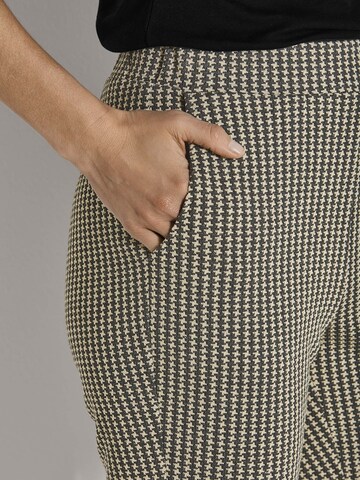 MADELEINE Regular Broek in Grijs