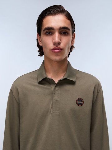 NAPAPIJRI T-shirt 'BADGE' i grön