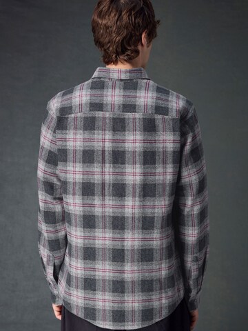 Next - Ajuste regular Camisa en gris