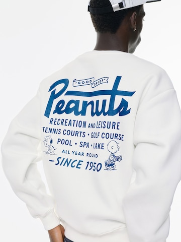 Pull&BearSweater majica 'PEANUTS' - bijela boja