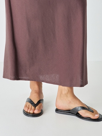 Tamaris Ujjelválasztó-pántos szandál - fekete