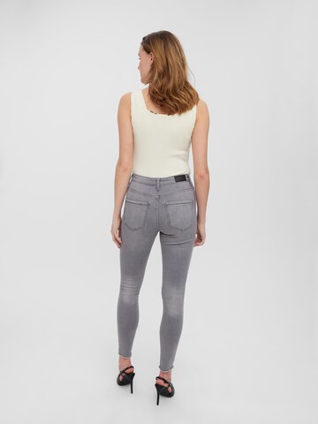 VERO MODA Skinny Farkut 'Sophia' värissä harmaa