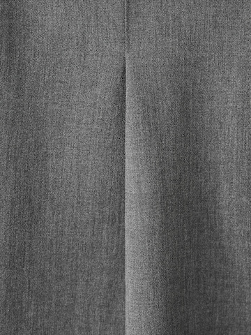 MANGO Regular Laskoshousut värissä harmaa