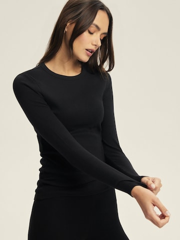Maglietta 'Figurbetontes Ripp-Langarmshirt aus Viskosemix, Jody 2' di ESOTIQ in nero