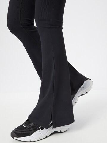 Cotton On - Acampanado Pantalón deportivo en negro