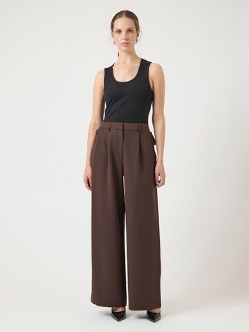 regular Pantaloni di YAS in marrone