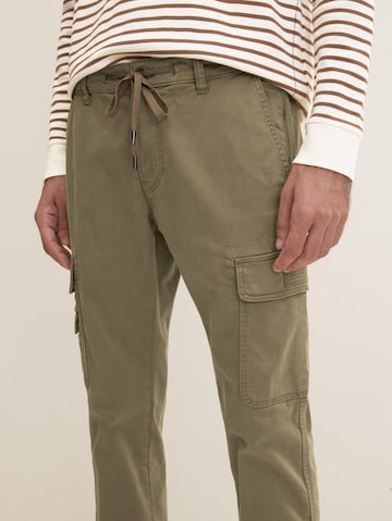 Tapered Pantaloni cargo di TOM TAILOR in verde