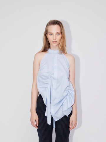 ABOUT YOU REBIRTH STUDIOS Blouse 'Shirred' in Blauw: voorkant