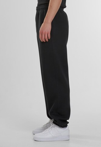 Urban Classics Tapered Byxa i svart
