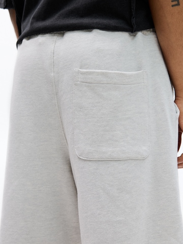Pull&BearBaggy Hlače - bijela boja