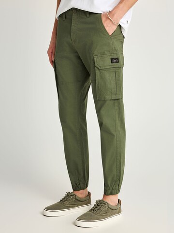Tapered Pantaloni cu buzunare de la Funky Buddha pe verde: față