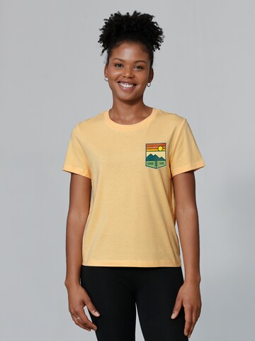 Maglietta 'Good Vibe' di Watapparel in giallo: frontale