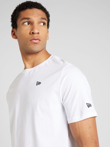 NEW ERA - Camisa 'ESSENTLS' em branco