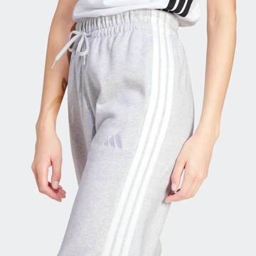 ADIDAS SPORTSWEAR Конический (Tapered) Спортивные штаны 'Essentials' в Серый