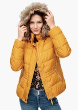 Mujer con chaqueta de invierno de color mostaza con cuello de piel de QS