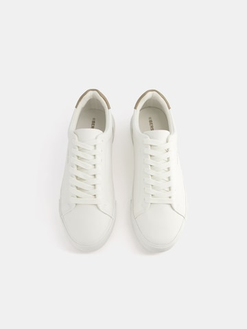 Sneaker bassa di Bershka in bianco