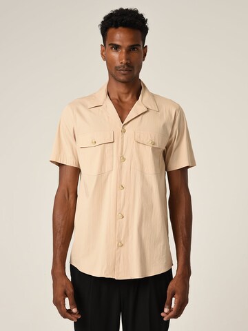 Coupe slim Chemise Antioch en beige : devant