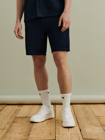 DAN FOX APPAREL Regular Shorts 'Pepe' in Blau: predná strana