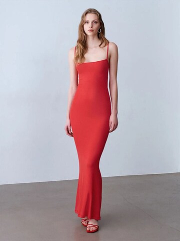 Dilvin Dress in Red: front