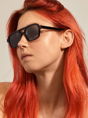 Pilgrim Sunglasses 'CASS' in Black: front