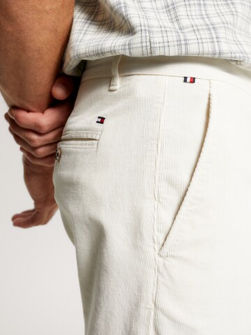 TOMMY HILFIGER Slimfit Chinohose in Weiß