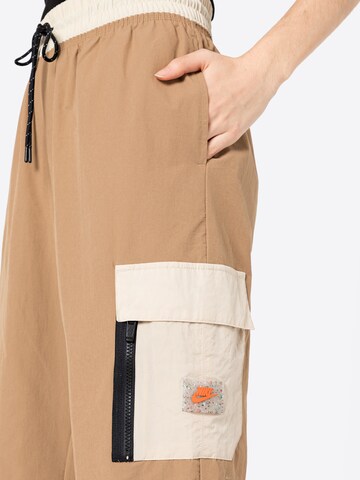 Effilé Pantalon cargo Nike Sportswear en marron