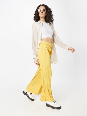 Wide leg Pantaloni di Warehouse in giallo