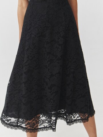 Rochie 'CINDY' de la TATUUM pe negru