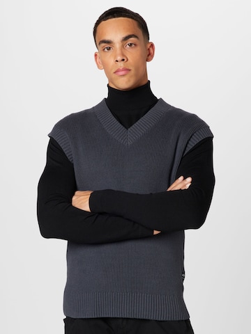 TOM TAILOR DENIM Мъжки плетен пуловер без ръкави в сиво: отпред