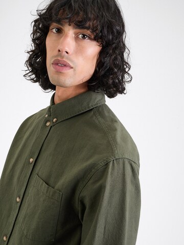 Coupe regular Chemise 'Toni' ABOUT YOU en vert