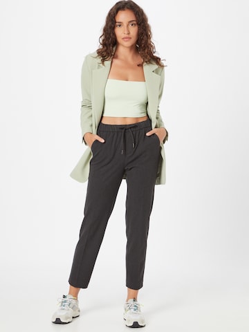 Effilé Pantalon à plis 'MAYA' VERO MODA en gris