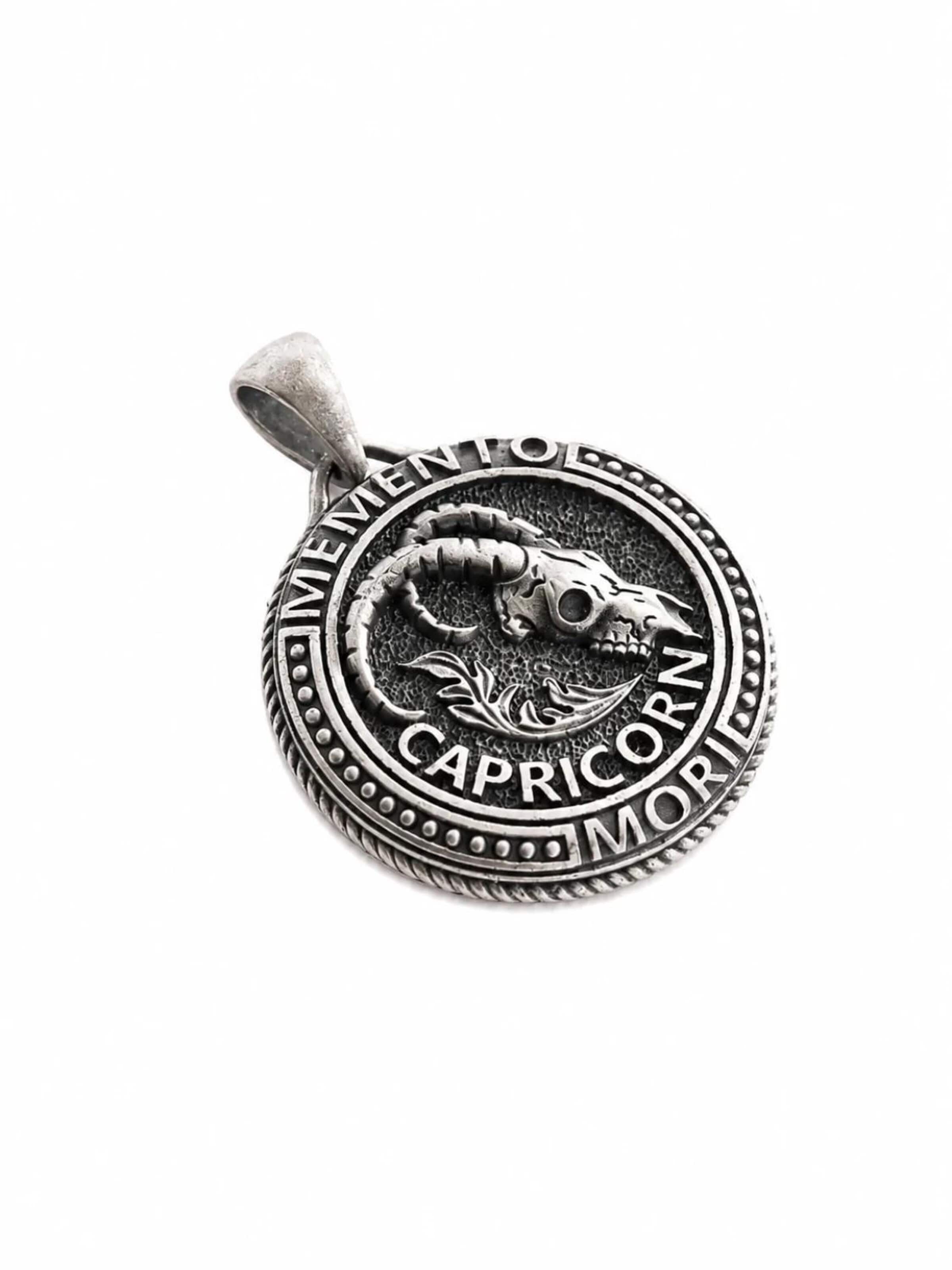 Brelocuri 'CAPRICORN. MEMENTO MORi' de la REYTEL pe argintiu: față