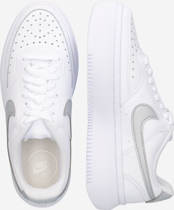 Sneaker bassa 'Alta' di Nike Sportswear in bianco