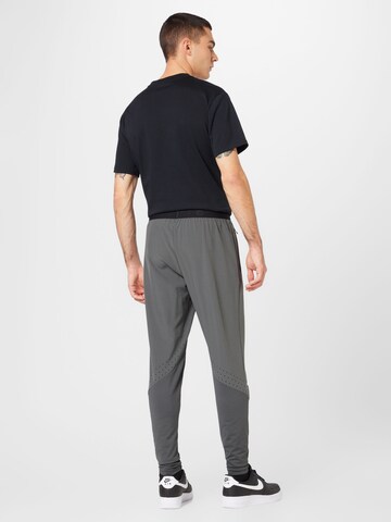 Tapered Pantaloni sportivi 'BLAG' di Virtus in grigio