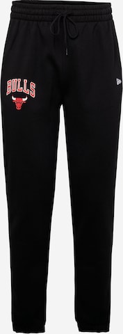 NEW ERA Tapered Broek 'NBA ESSENTIALS CHIBUL' in Zwart: voorkant