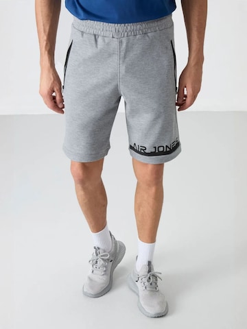 regular Pantaloni di Tommy Life in grigio: frontale