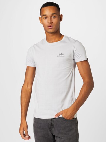 Coupe regular T-Shirt ALPHA INDUSTRIES en gris : devant