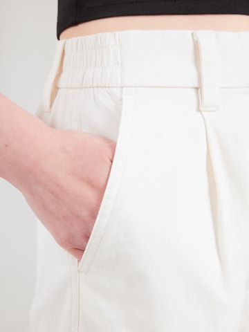 Regular Pantalon cargo Calvin Klein Jeans en blanc