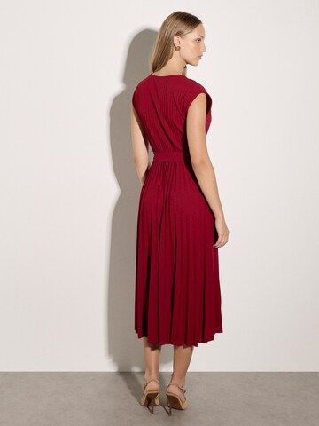 Apricot Plisse Belted Crepe Midi Dress ' Wadenlanges Plisseekleid ' in Rot