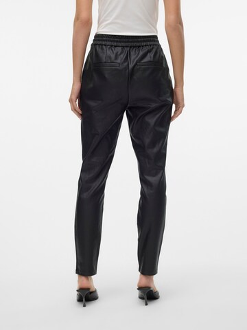 Loosefit Pantaloni con pieghe 'VMEva' di VERO MODA in nero